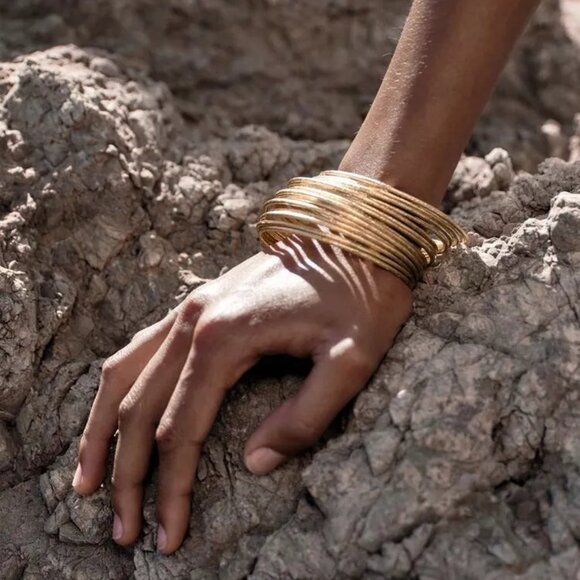 NWT ZARA WOMEN'S GOLDEN PACK OF METALLIC TEXTURE BANGLE BRACELETS 4340/201 - Picture 2 of 6